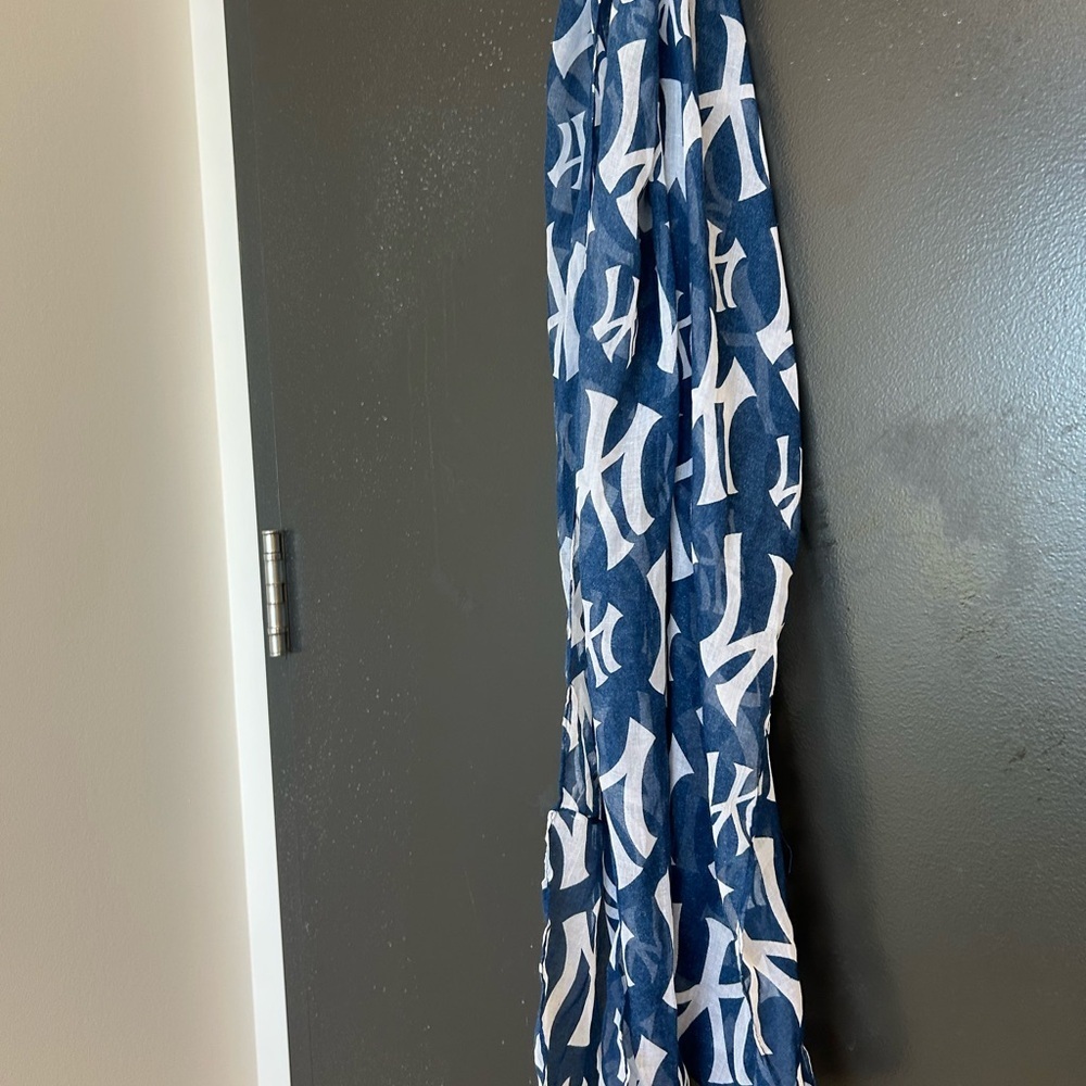 Yankees “Forever MLB” infinity scarf perfect condition- poly- but cotton feel - Picture 4 of 13